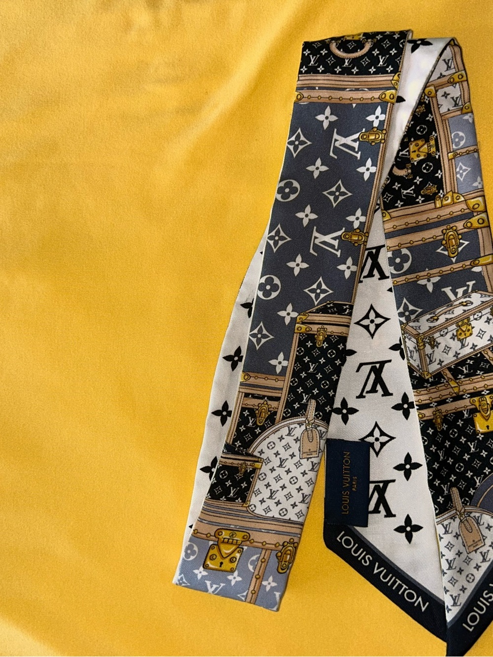 Louis Vuitton trunk bandeau BB let’s go black white Twilly silk scarf